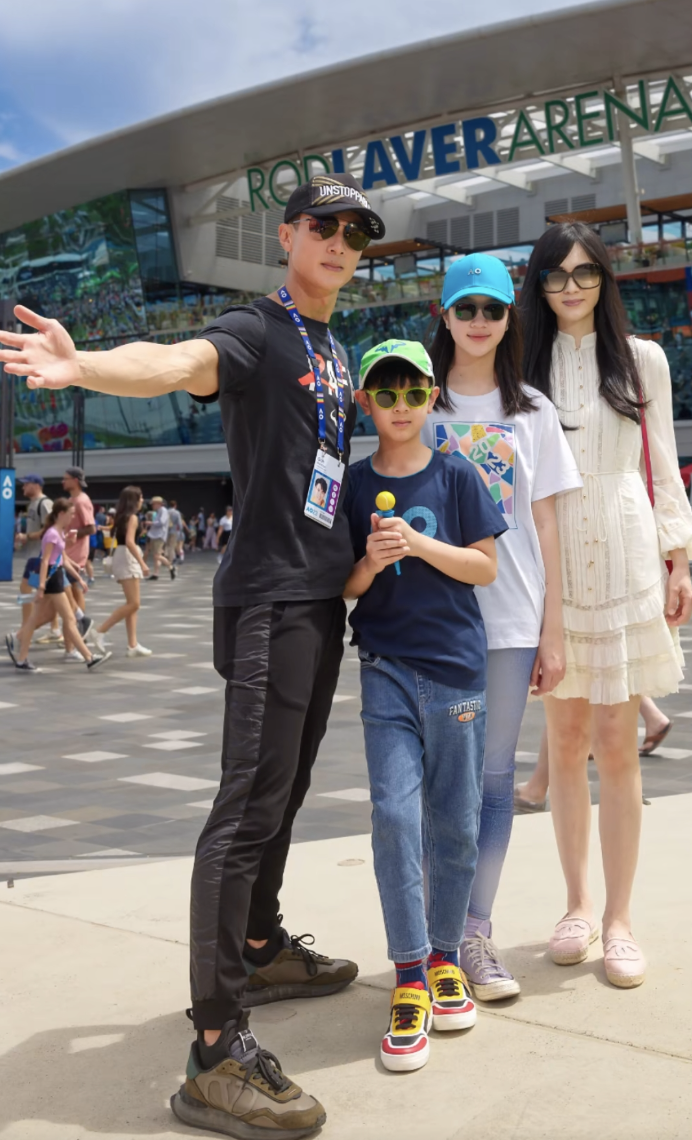 吴尊|吴尊看澳网追星纳达尔,携家人与偶像合影,43岁妻子颜值气质出众