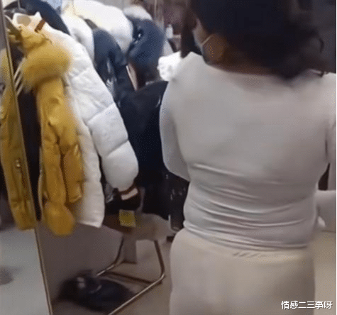 女子试衣间走出衣服勒出数圈,老板娘使劲夸赞:一个敢穿一个敢说