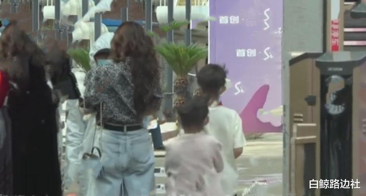 佟丽娅|佟丽娅与陈思诚罕同框！带儿子和霍思燕聚会，贴心帮前夫整理衣服