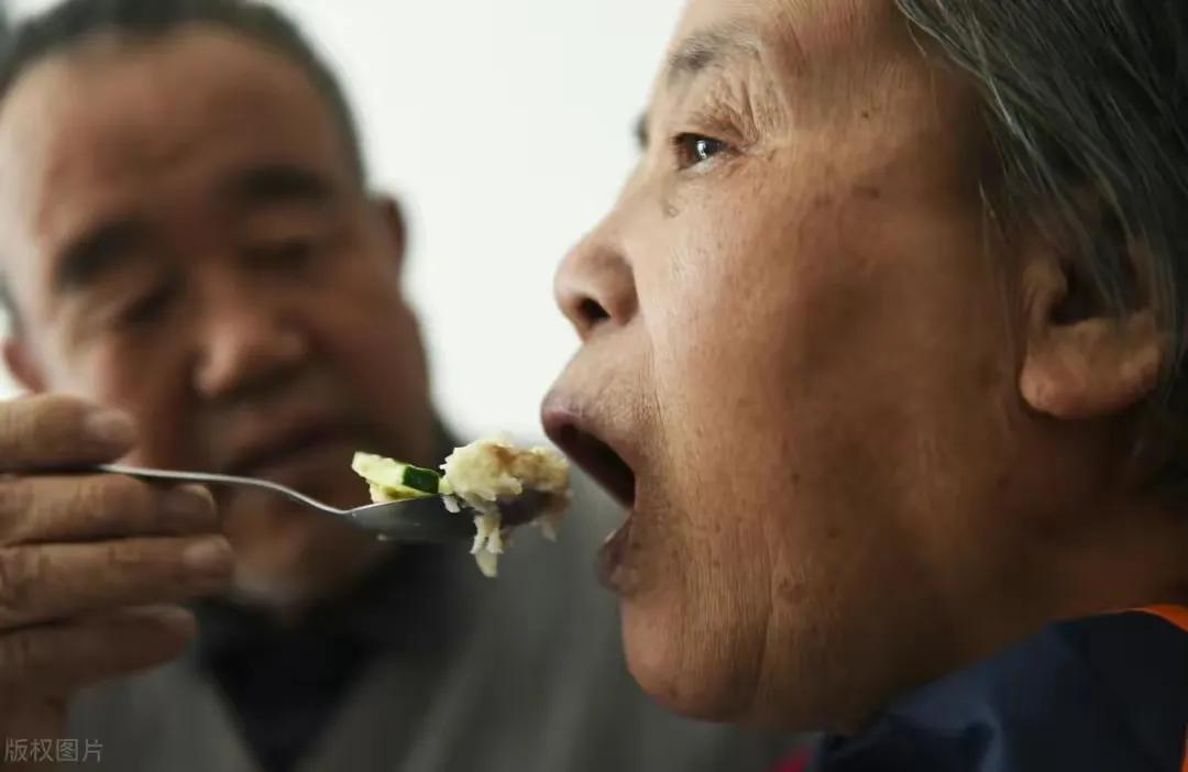 医院|为什么不建议老人去串门?68岁老人哭诉:老人串门不是什么好玩意