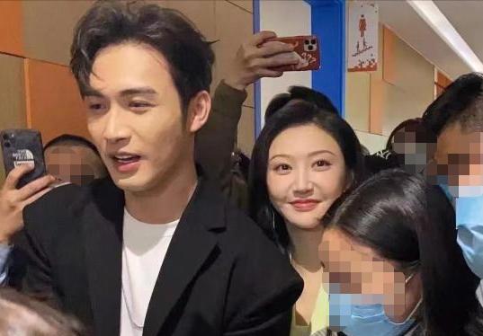 雷佳音|明星同框一个头两个大，郭京飞说雷佳音是大脑袋，杨紫合照显头大