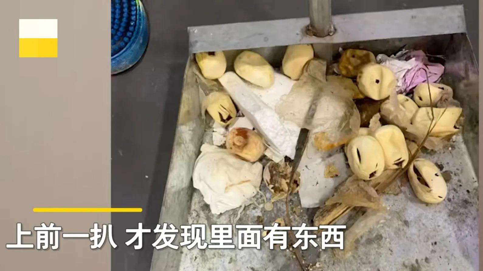 湖南永州，一女子在家里扫地，不料，清理墙角时惊现一个窟窿，里面长出了一堆“白蘑菇”