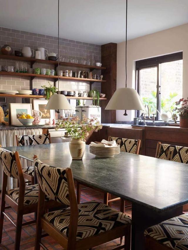 一位伦敦女主很有生命力的家,明亮有质感,色彩搭配很罕见,佩服