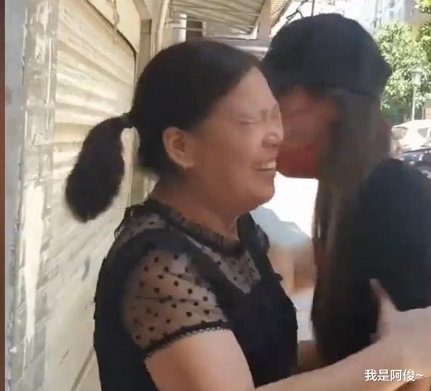 湖南一女子瞒爸妈接回远嫁姐姐,见到家人姐姐哭成泪人,反应破防