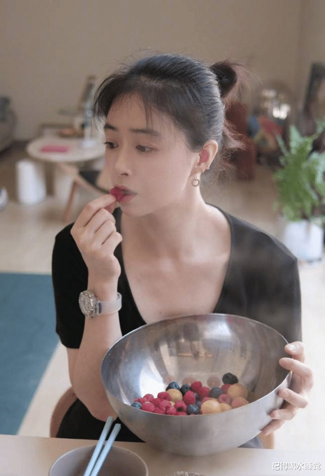 蒋欣|39岁蒋欣近照瘦出新高度,巴掌脸天鹅颈超优越,网友:锁骨能撑船