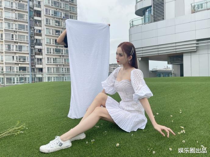 古力娜扎|古力娜扎在户外拍写真，对着镜头伸懒腰惹争议，评论区污言秽语