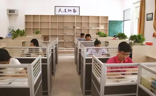 数学|教师们“办公桌现状”,英语老师桌面堆积如山,看到体育老师笑了