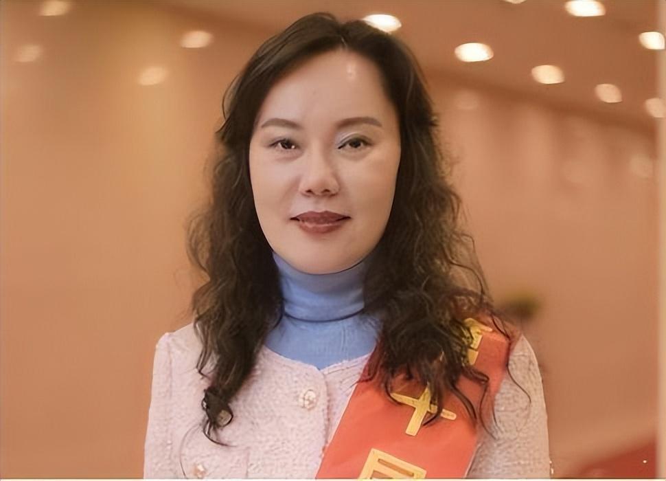 一顿饭吃上百万,“亿万富婆”8年敛财14亿:被抓时就穿睡衣