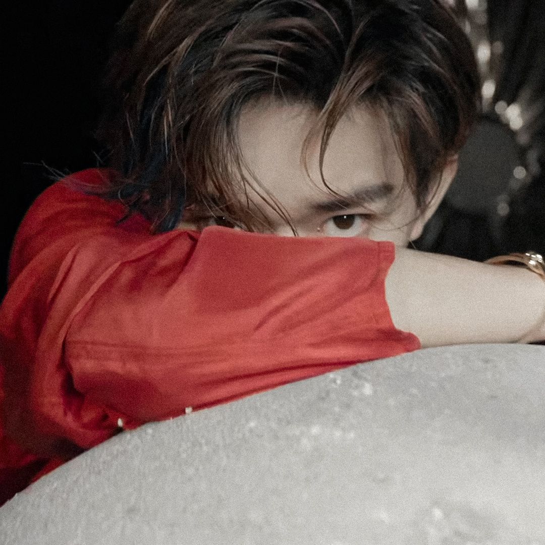 Angelababy 那个倔强不羁的男孩又回来了！易烊千玺封面来袭，挑染刘海好迷人