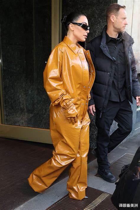 金·卡戴珊|结束巴黎时装秀，卡戴珊乘私人飞机奔爱巢，亮橙色羽毛围巾夺目
