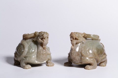 |明以前：和田玉带沁龙龟摆件一对