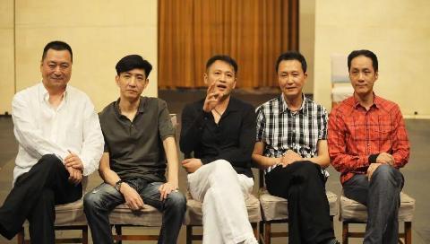 冯远征|戏骨冯远征晒照，却因“人艺五虎”陷争议，网友：称谓不合时宜