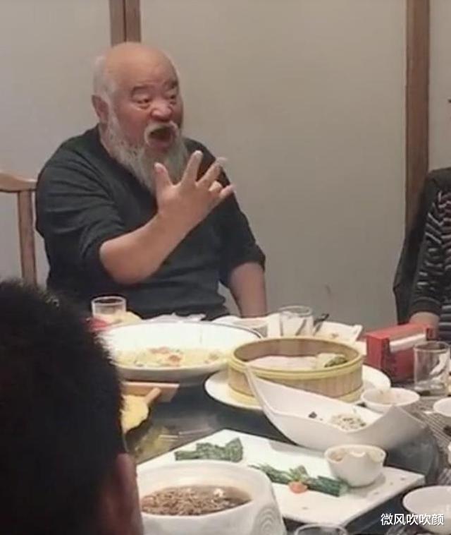 李琦|67岁老演员李琦秀书法，酒柜摆满XO人头马，患三高还顿顿不离烟酒