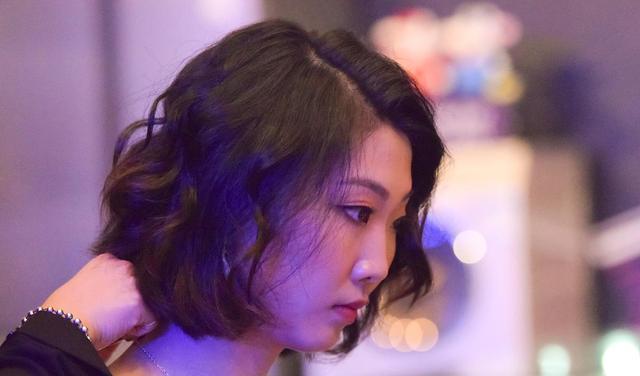 女排|中国女排集训最新照来袭，袁心玥王唯漪亮相，蔡斌在远处专心注视