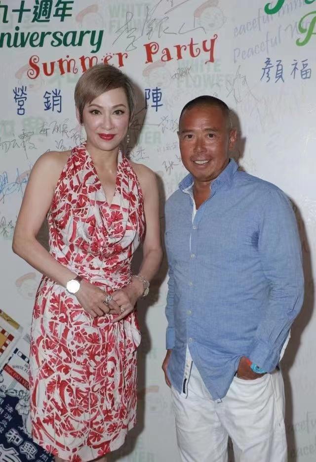 穿衣搭配 周润发前妻依旧“性感辣眼\
