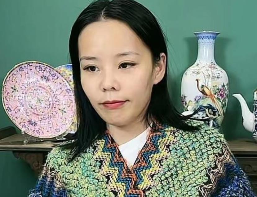 许敏|熊磊再度亮相直播间，身穿复古披肩妆容精致，遭网友热议不断