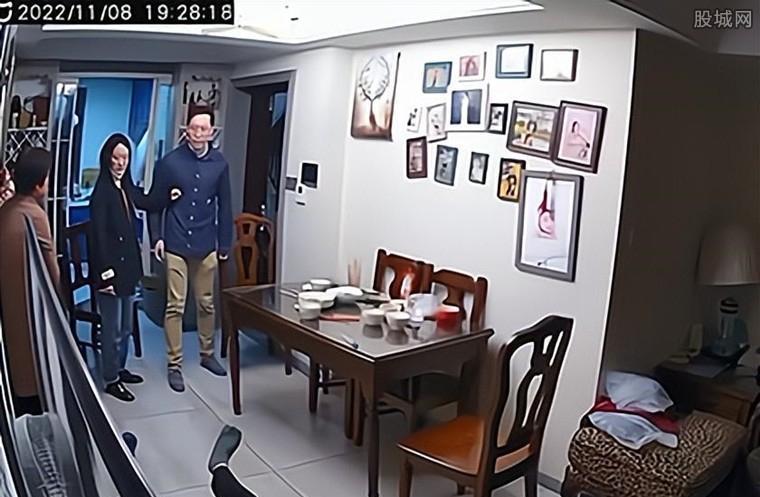 南京医生打人事件:男子信息被扒,家属下跪道歉,有个细节不一般