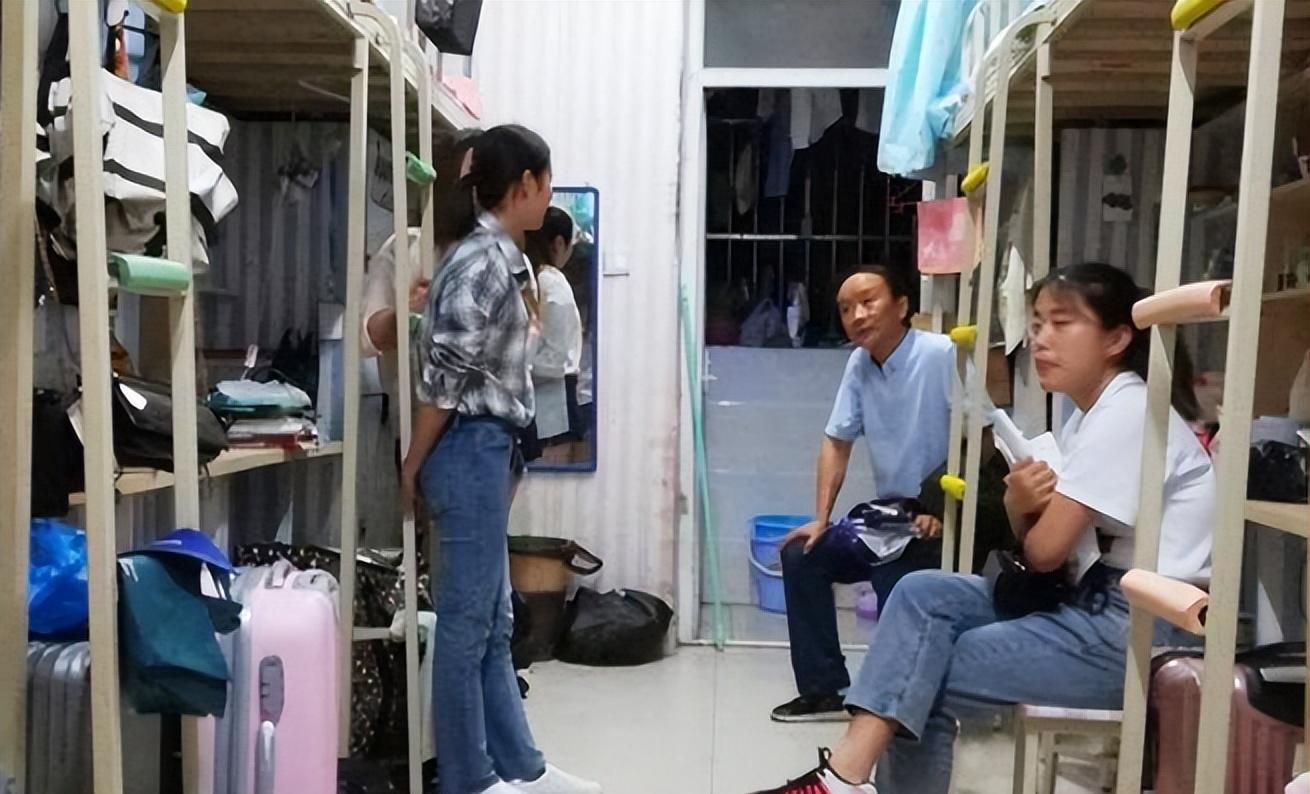 高消费还申请贫困补助?女大学生被室友正义揭发,评论区耐人寻味