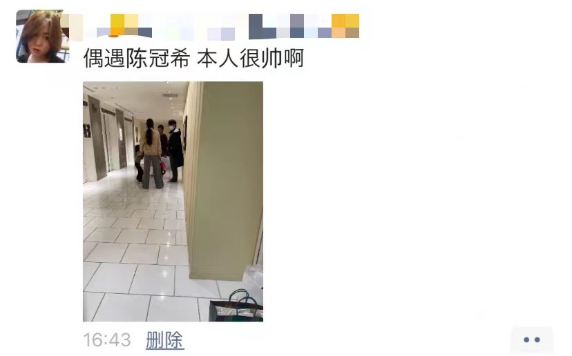 陈冠希|陈冠希一家三口日本旅行被偶遇，与粉丝亲切合影，女儿被赞颜值高