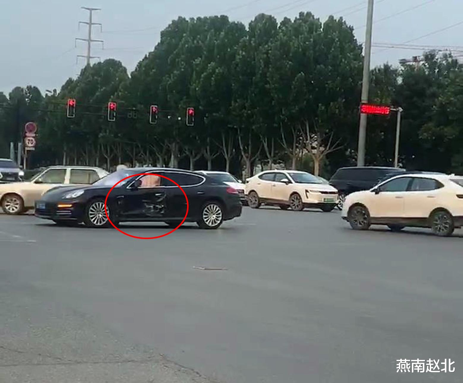 保定街头两车发生侧撞,女司机蹲地上久久发呆,网友:果不出意料