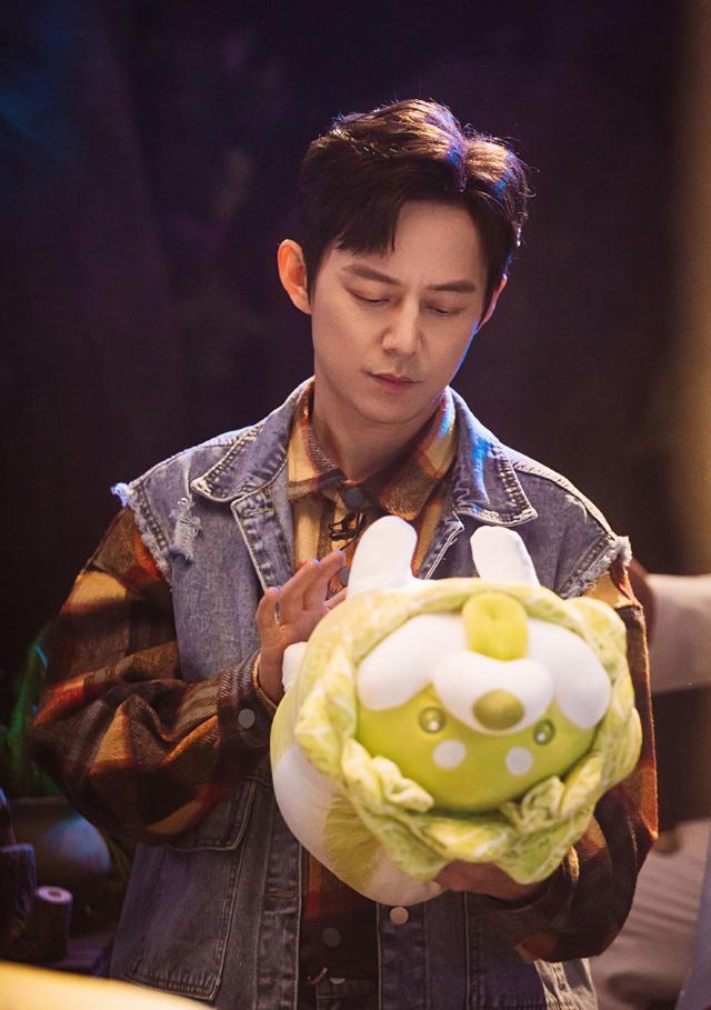 大张伟|《明星大侦探》第七季首发剧照：张若昀像青蛙王子，大张伟像野人