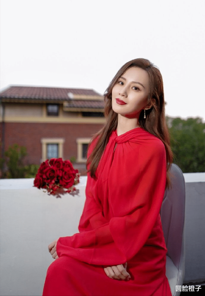 刘诗诗|刘诗诗穿红裙画红唇太美了,侧脸五官立体精致,长发披肩尽显优雅
