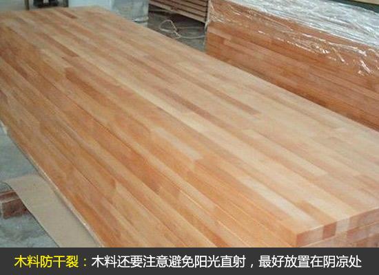 装修要谨慎,木质材料要保护好,避免木材开裂影响装修进度