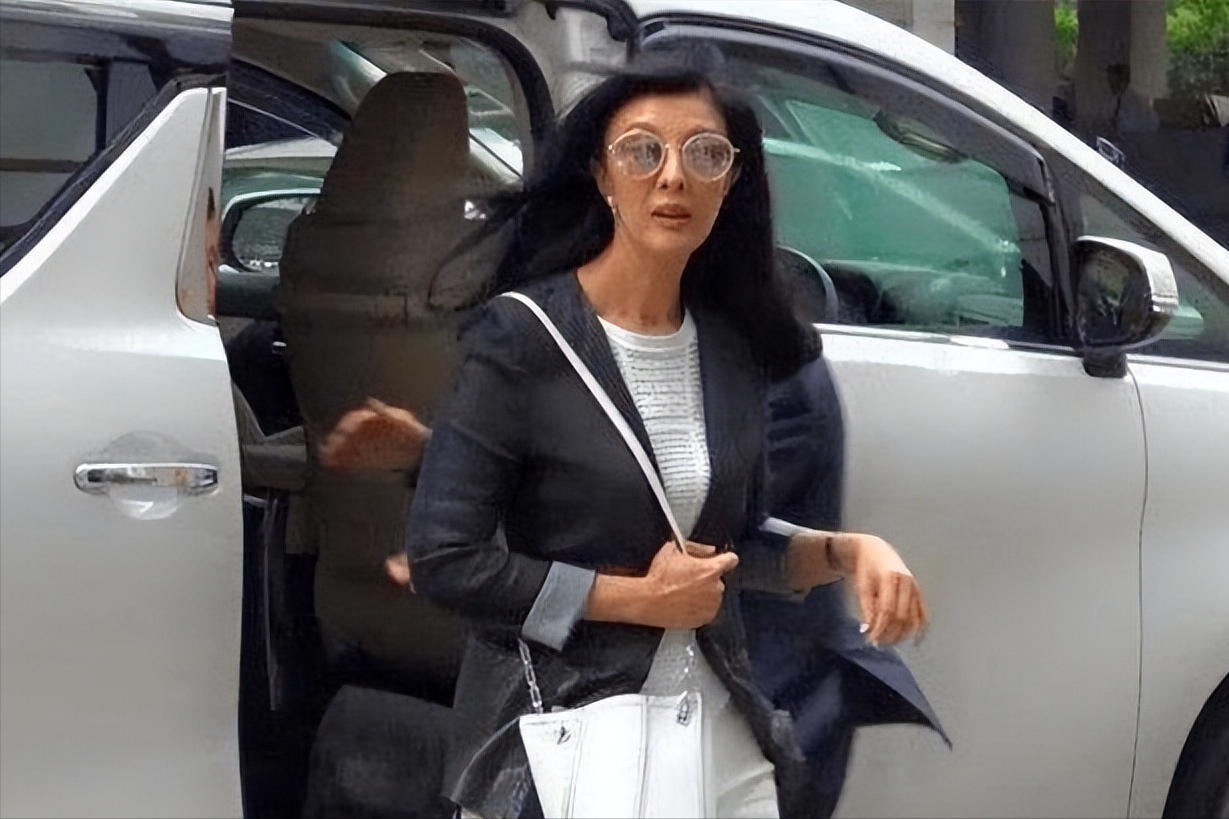 李嘉明|甩前夫、嫁10亿金龟、用5年熬走原配,李嘉欣的姐姐比她更厉害