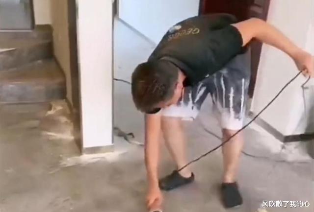 业主拖欠装修费,装修工一气之下把地板刮花,新的装修队不敢接手