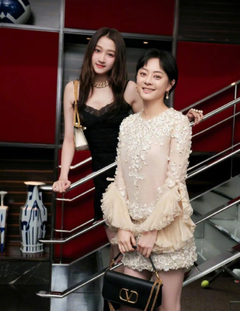 千娇百媚|孙俪穿吊带裙太性感!身材丰腴皮肤白到晃眼,躺草地凹造型不怕脏