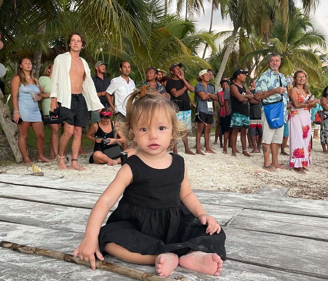蒋劲夫|蒋劲夫乌拉圭前女友晒全家福，1岁女儿颜值高，离开夫仔后很幸福