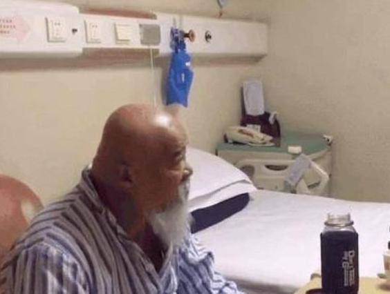 李琦|老戏骨李琦被拍到做核酸，早饭在包子铺操劳，仅剩6颗牙，吃饭大鱼大肉