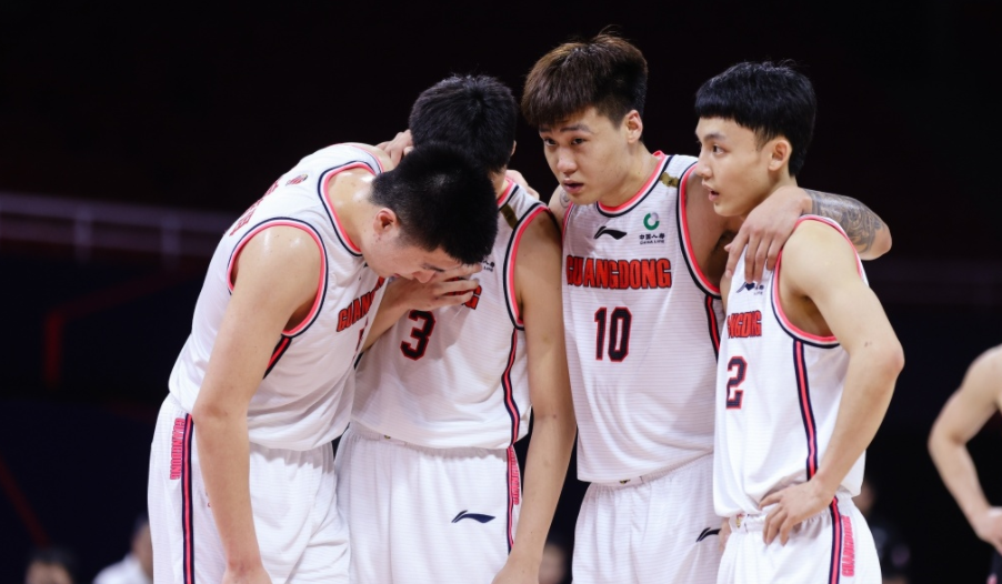 广东男篮|杜锋头大了！广东队7名核心等待续约，只有2个顶薪名额，让朱芳雨怎么办？