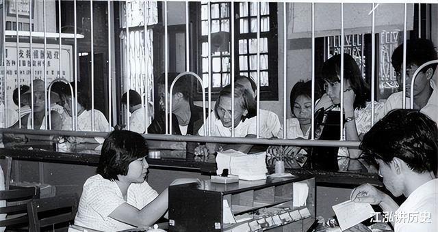 上世纪90年代,一位农民劈柴找到了藏金洞:带着两块金砖去银行换钱,结果当场被捕