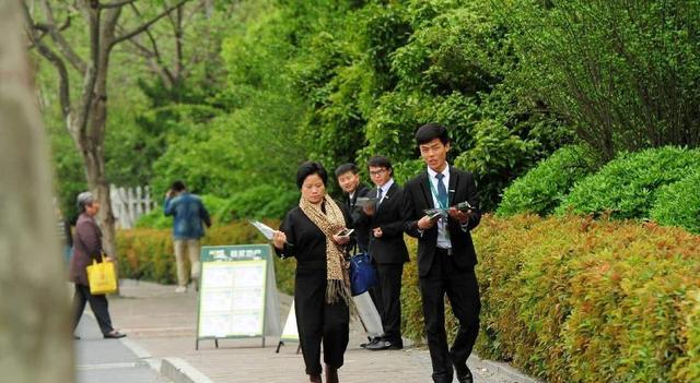 带货|“双减政策”出台后,又有一些行业迎来“调整”?包括直播带货等