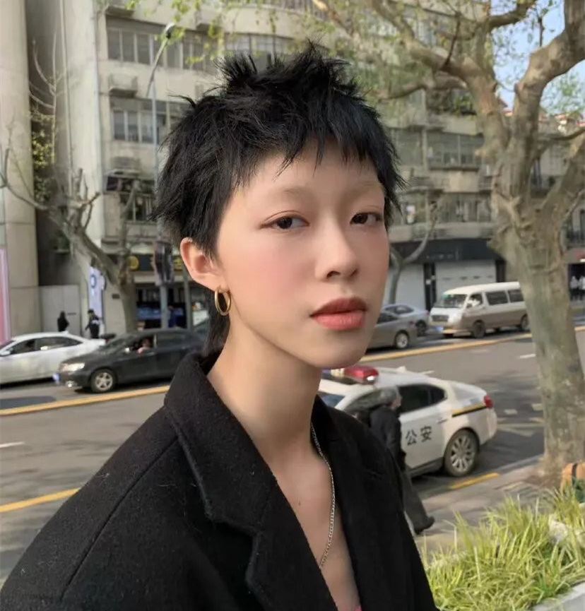 全麦面包 换来换去，还是“狗啃式”更时髦，今年这种显脸小超短发很流行