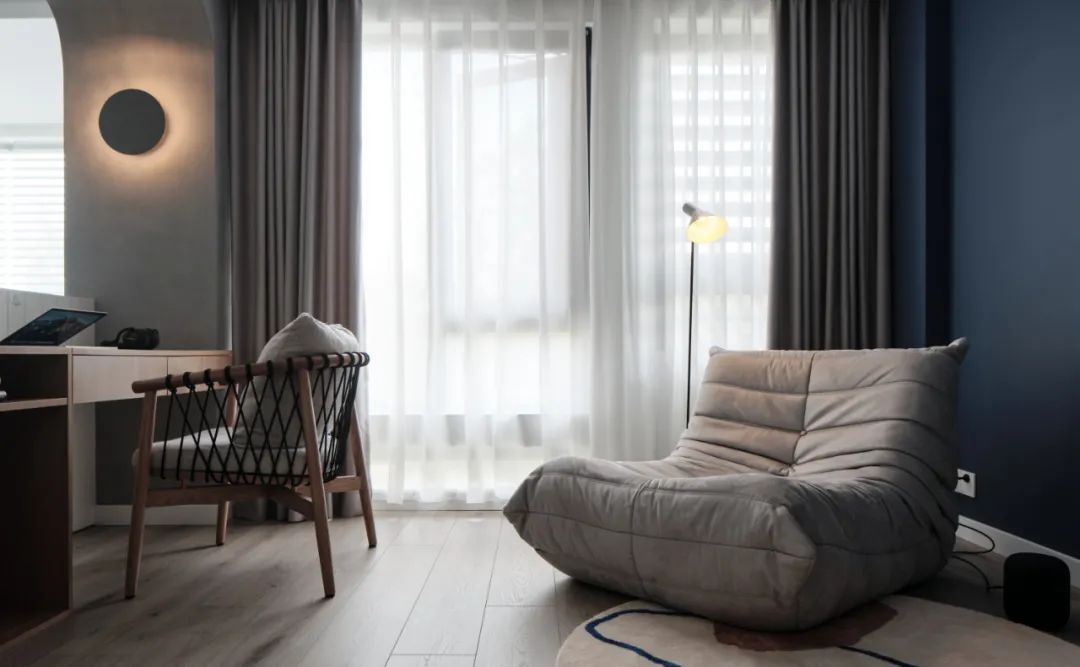 32岁男主靠自己买下125㎡房子,改造后和猫咪一起生活,轻松自在