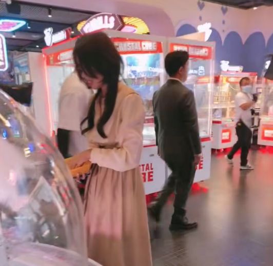 黄渤|深圳:黄渤商场拍戏被偶遇,西装革履不像47岁,网友:比电视上帅