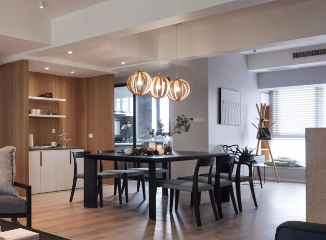 180平简约四居室客厅背景墙当书架与工作区,不仅美观实用