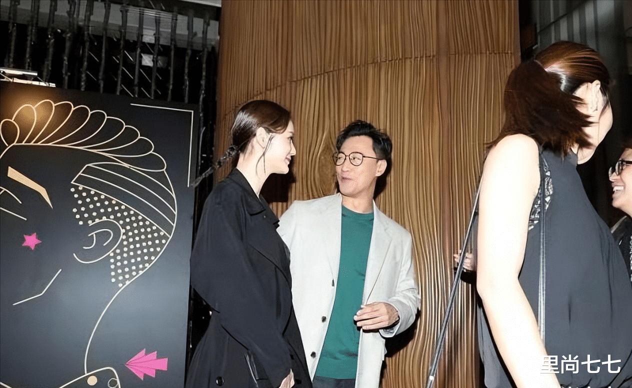 林峰|林峰罕带娇妻亮相，斯文败类打扮显贵公子气，妻子站姿拘谨不自信