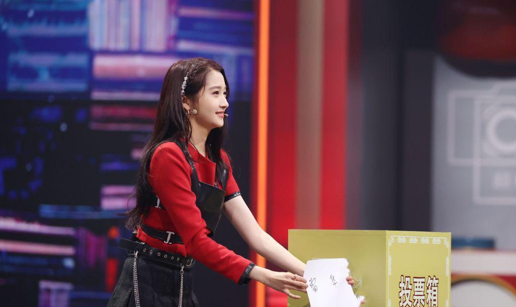 关晓彤|关晓彤怼粉丝后放飞自我，穿露肩装配“情趣裤”cos阿狸，筷子腿太抢镜