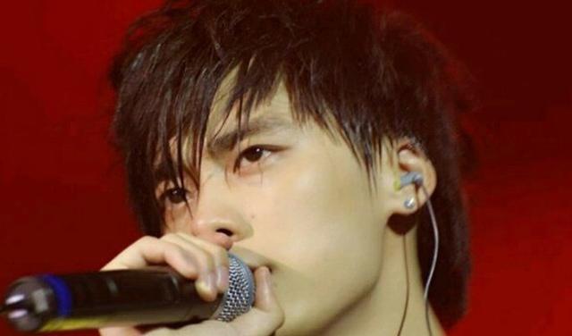 李易峰|李易峰视频流出,退圈都不体面?戴眼镜服务,粉丝看了心情复杂