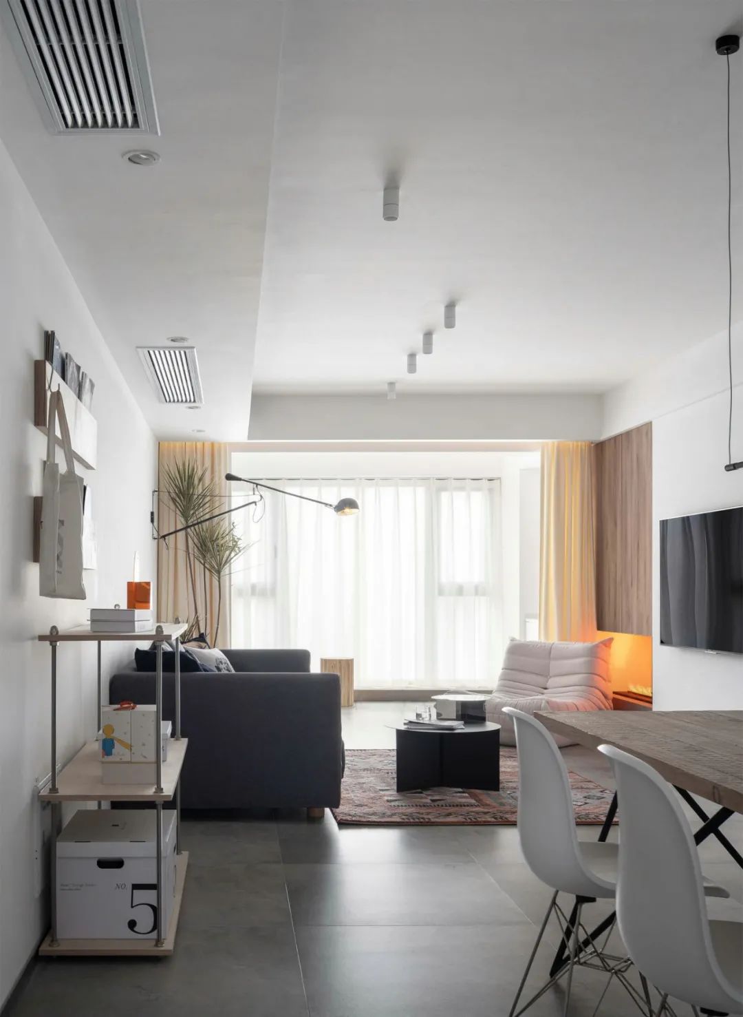 眼前一亮！从单调到质感的黑白配，这个90后的家百看不厌