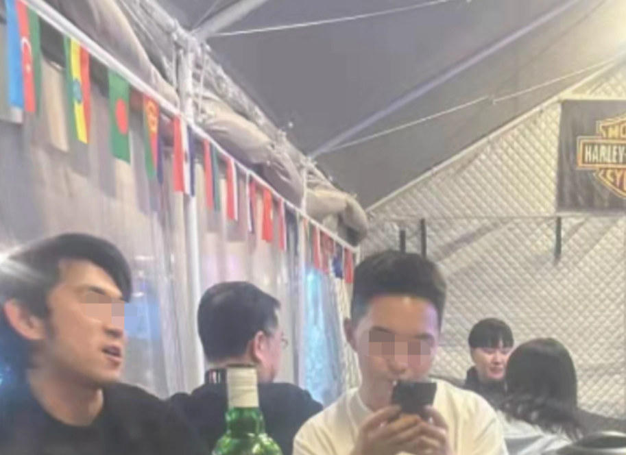景岗山|55岁知名男星街边喝酒！平价啤酒摆满桌，与年轻女粉丝贴身合影