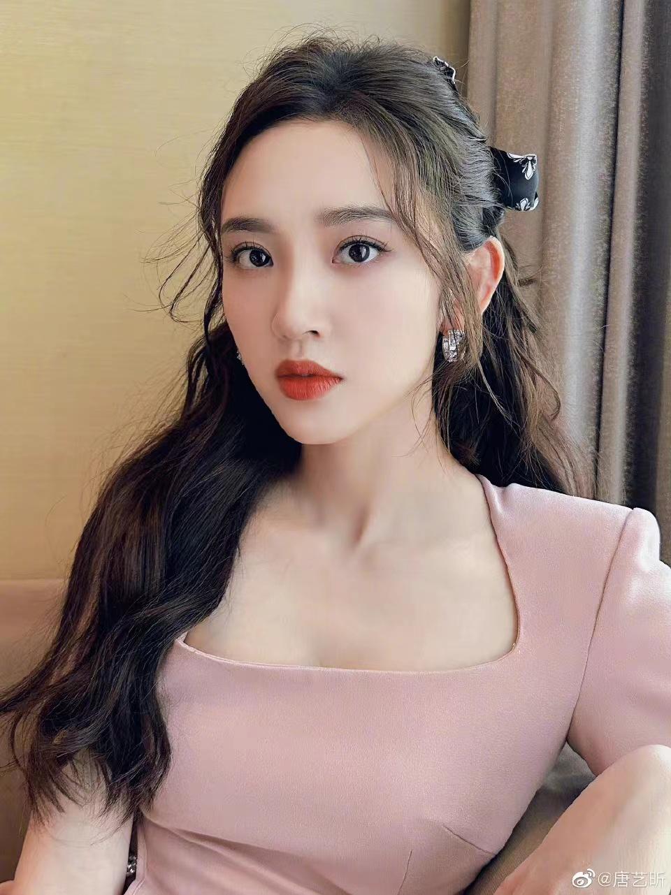唐艺昕 唐艺昕长发短发随拍，美女颜值不被发型左右，网友：张若昀好福气