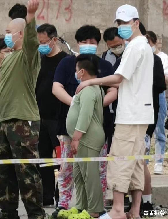 |郭德纲一家做核酸被偶遇！王惠大花裤子太吸睛，小儿子胖到不敢认