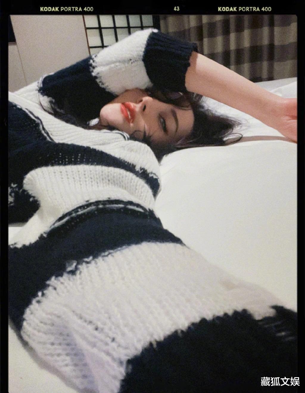 迪丽热巴|热巴晒多角度相机自拍，工作室配合放照玩梗，烈焰红唇造型太搞怪