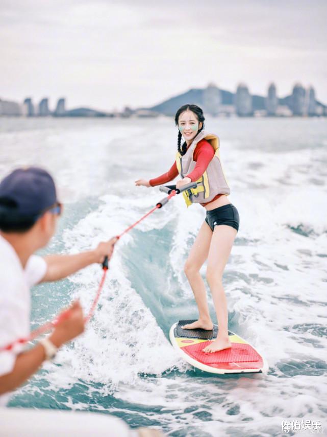 佟丽娅|佟丽娅二月二分享冲浪美照，身材纤细惹人羡，笑容迷人甜如初恋