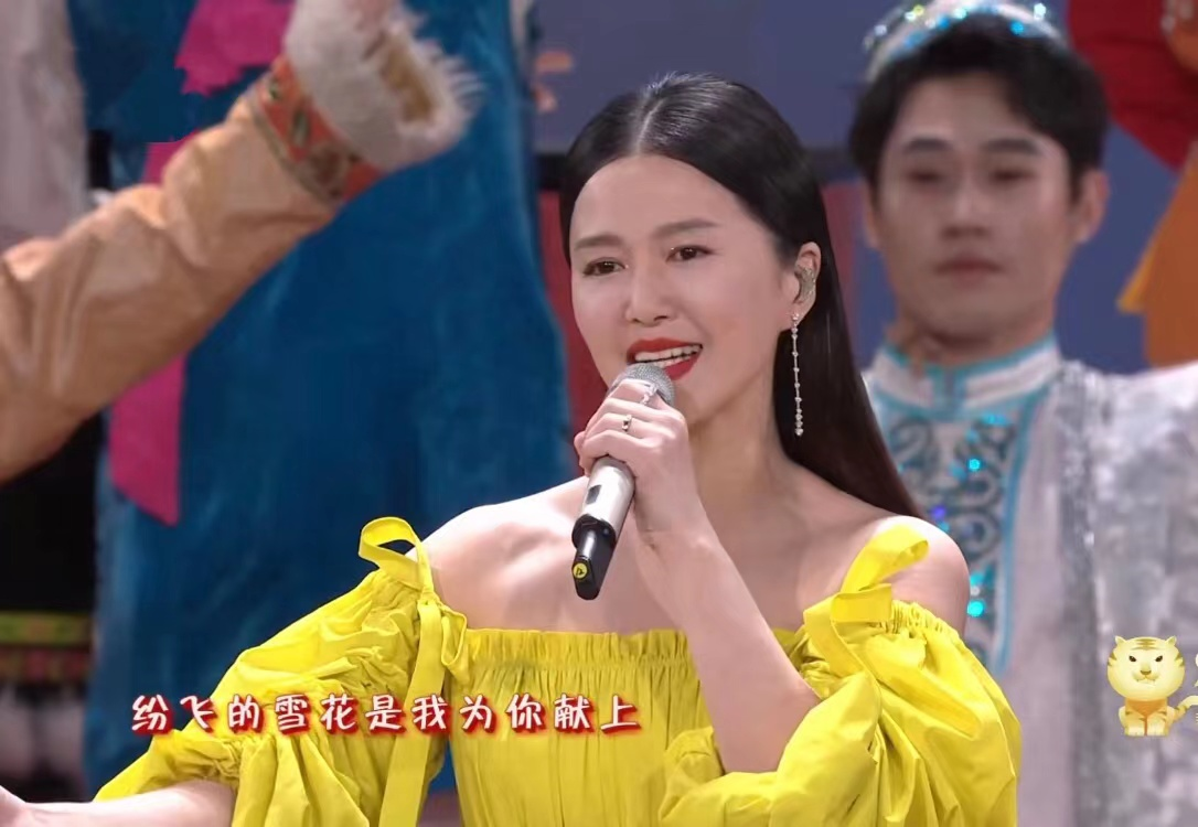 春晚|春晚奇葩出圈合集:马凡舒的敬酒服,张小斐的妆发,谭维维的遮瑕