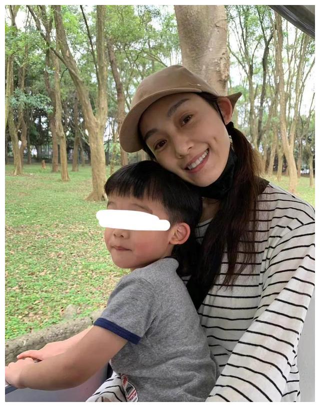 范玮琪|范玮琪父亲去世大小S发文悼念,两位亲人接连去世范玮琪悲痛不已